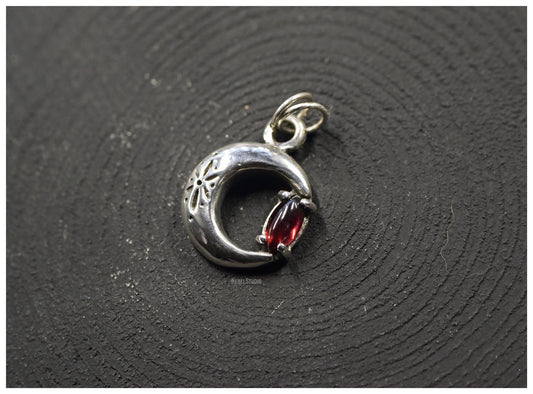 Colgante Luna de plata con granate talla marquesa