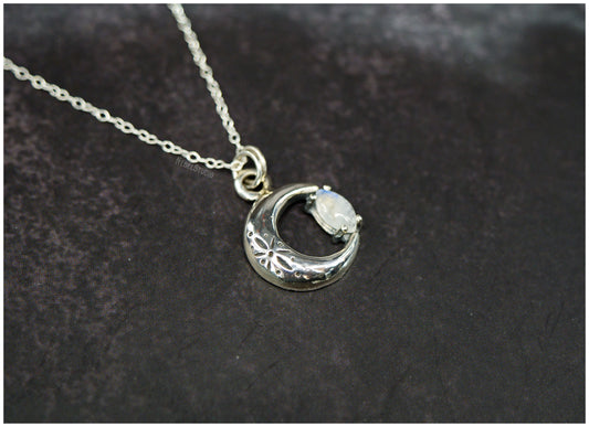 Colgante Luna de plata con piedra de luna talla marquesa