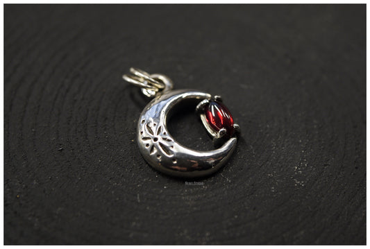 Colgante Luna de plata con granate talla marquesa