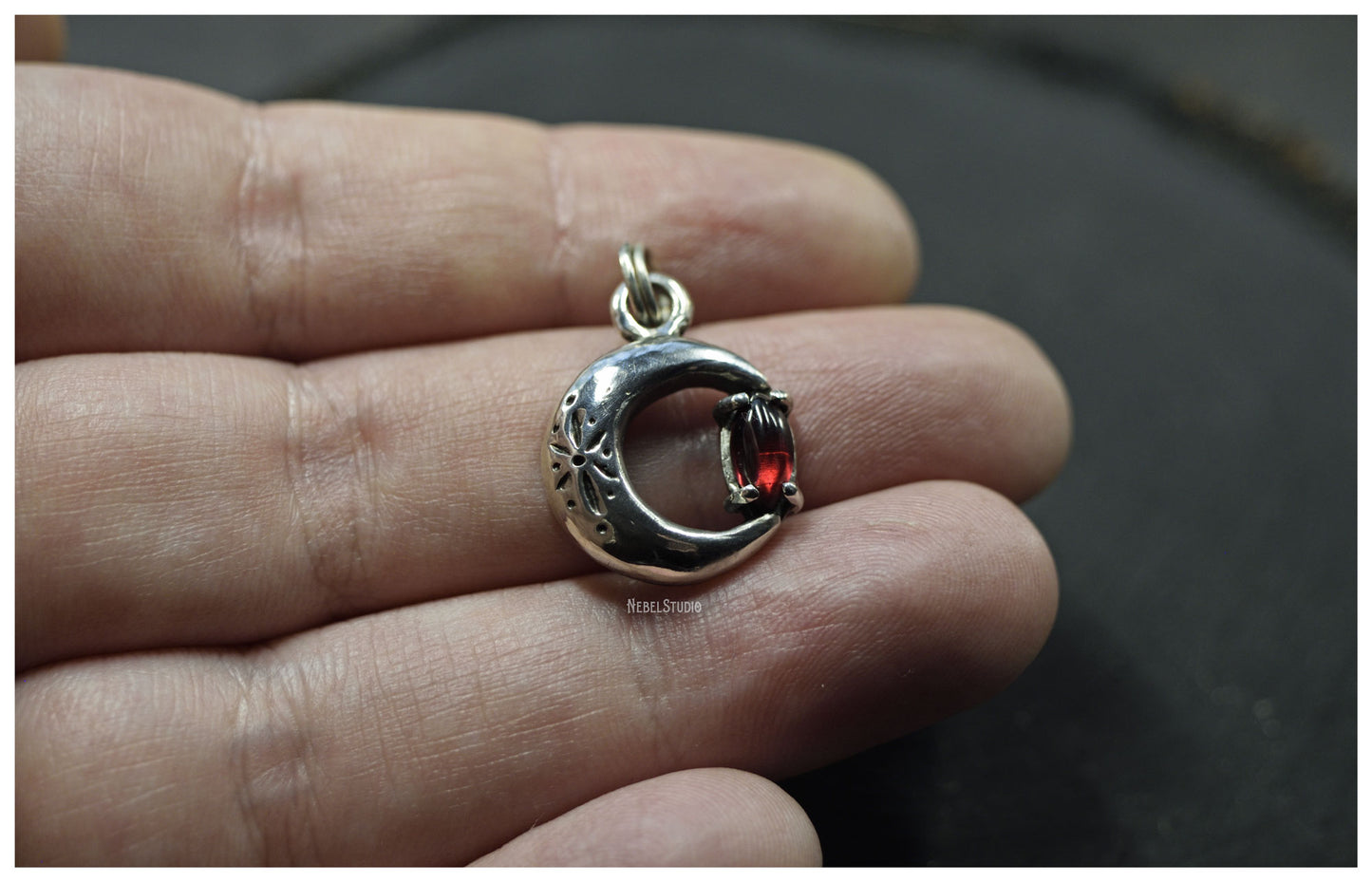 Colgante Luna de plata con granate talla marquesa