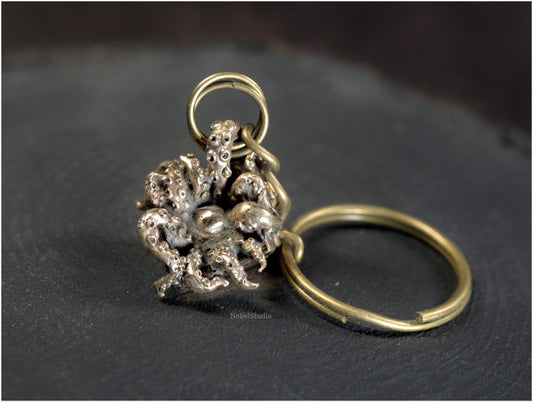 Llavero D10 bronce "Bye,cordura!"