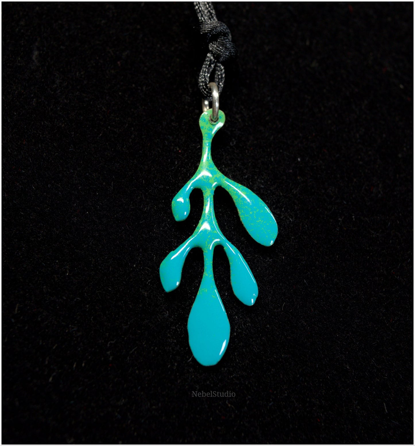 Colgante y pendientes esmaltados Ruda