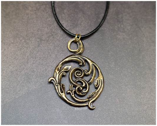 Colgante Acanthus bronce con cordón de cuero frente