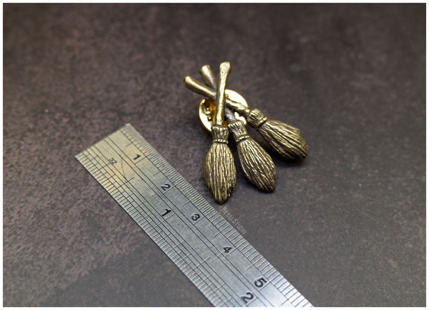 Pin Escobas Moiras bronce medidas