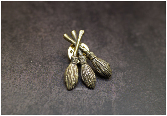 Pin Escobas Moiras bronce frente