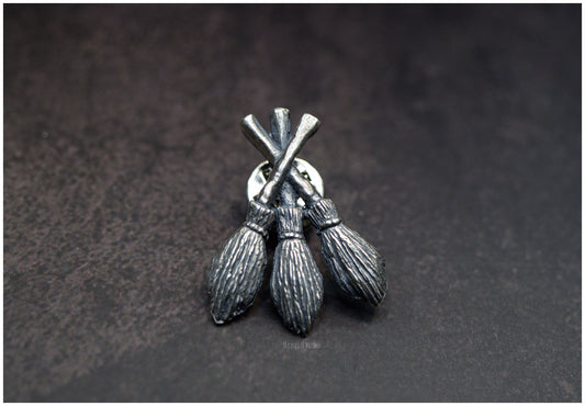 Pin Escobas Moiras plata frente