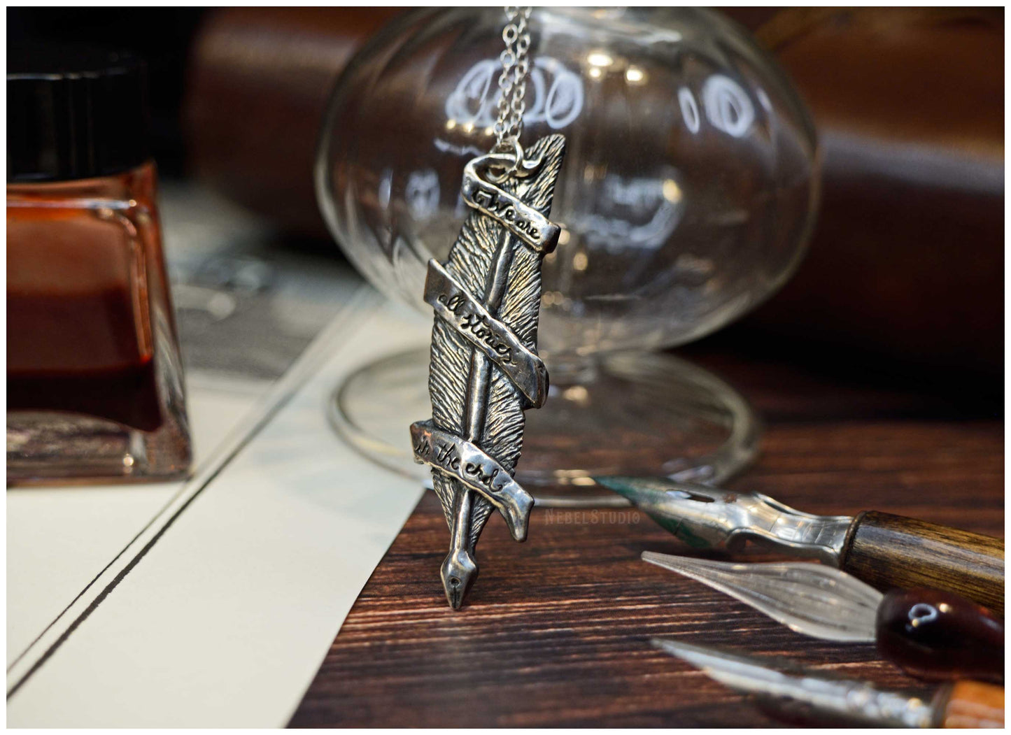 Colgante pluma "We are all stories in the end"