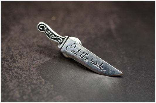 Pin cuchillo Eat the Rude plata frente