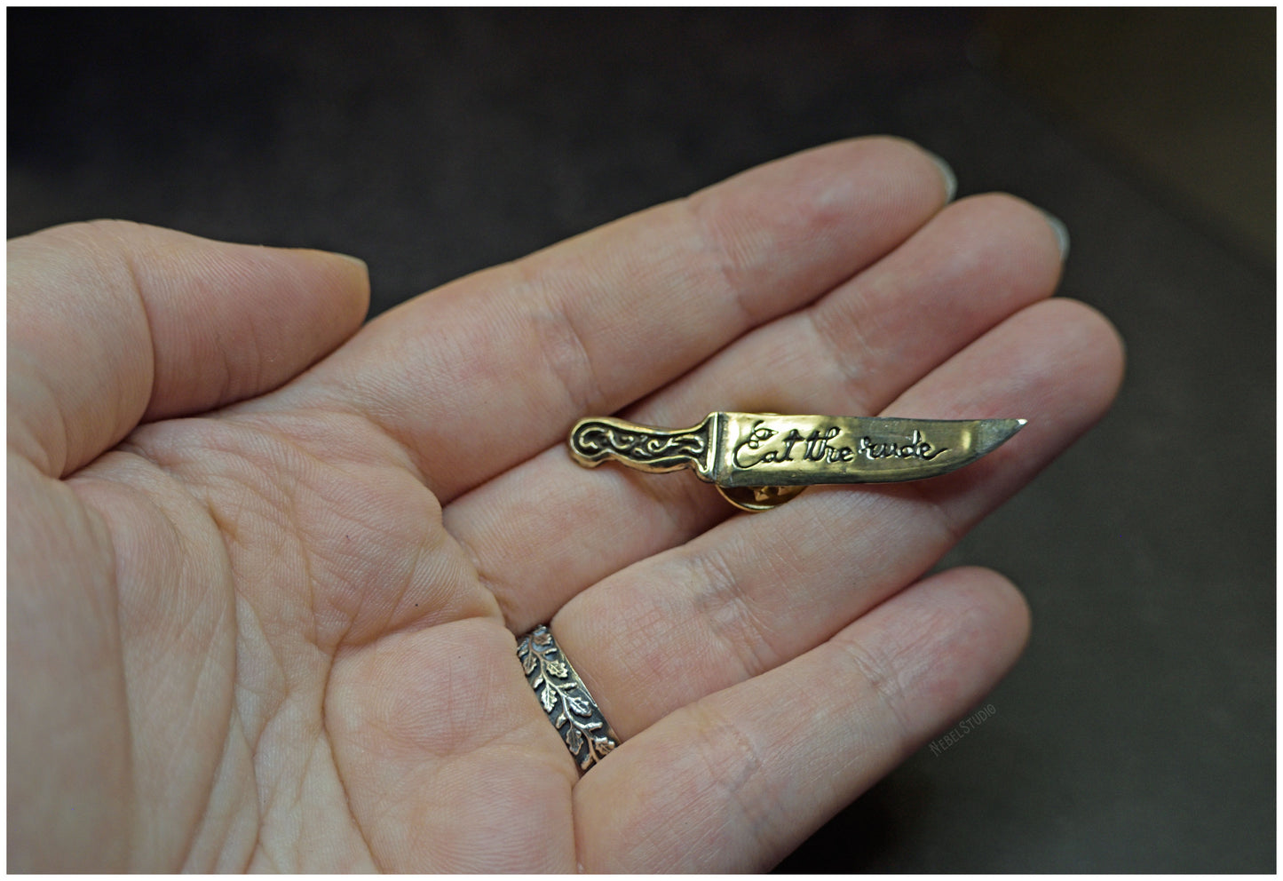 Pin cuchillo Eat the Rude bronce proporciones