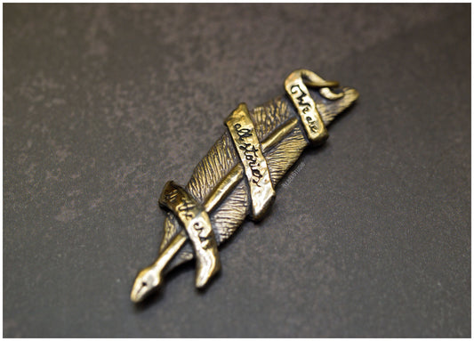 Colgante pluma "We are all stories in the end" bronce solo