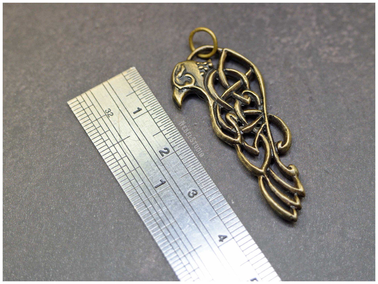 colgante cuervo bronce medidas