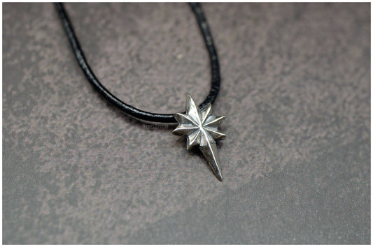 Colgante estrella Ad Astra tamaño pequeño plata cordón cuero