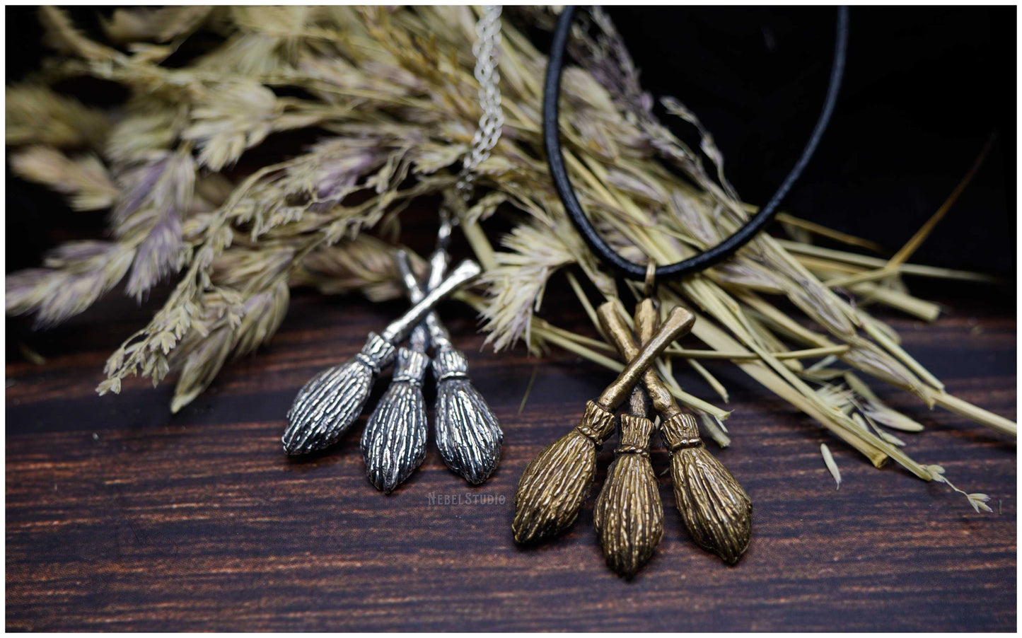 Colgante "Moiras" en forma de tres escobas