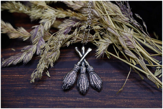 Colgante "Moiras" en forma de tres escobas de plata frente