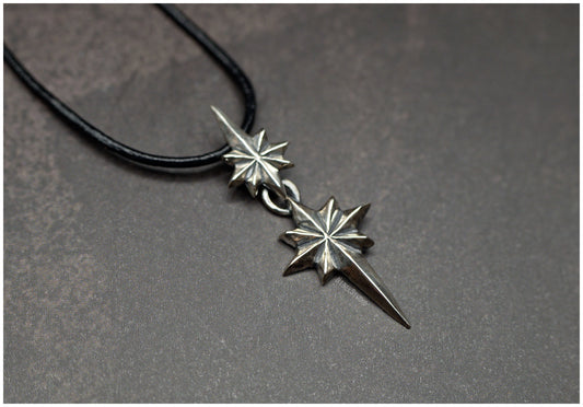 Colgante estrella doble Ad Astra tamaño mediano plata cordón cuero lado