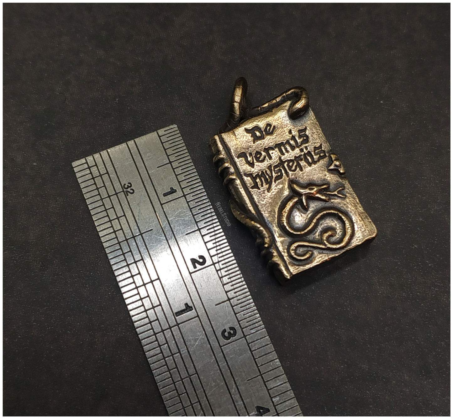 Colgante De Vermis Mysteriis Libro bronce