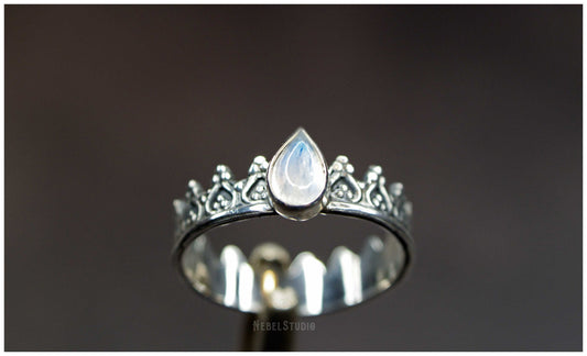 Anillo corona Alienor plata piedra de luna lágrima