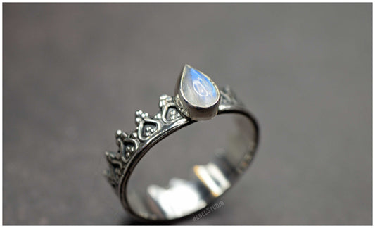Anillo corona Alienor plata piedra de luna lágrima