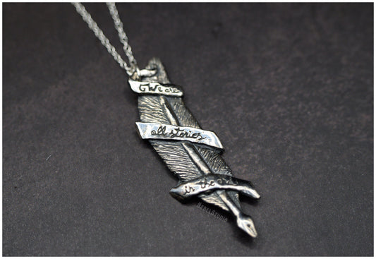 Colgante pluma "We are all stories in the end" plata cadena