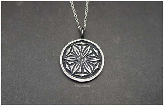 Colgante Roseta hexapétala Daisy plata frente cadena