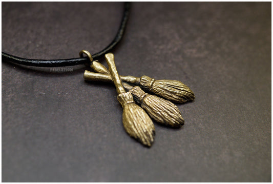 Colgante "Moiras" en forma de tres escobas de bronce cordón de cuero