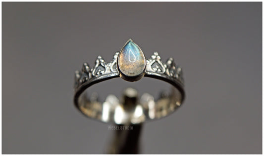 Anillo corona Alienor plata labradorita lágrima