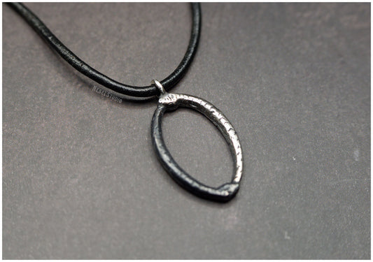 Colgante Auryn plata con cordón de cuero