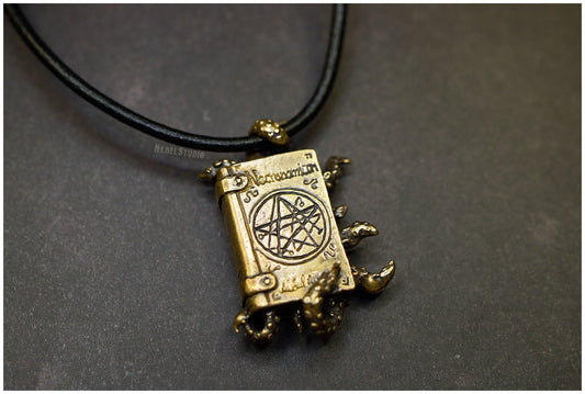 Colgante Necronomicon Libro con tentáculos bronce frente