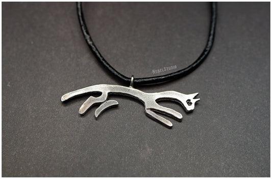 Colgante caballo plata con cordón de cuero frente