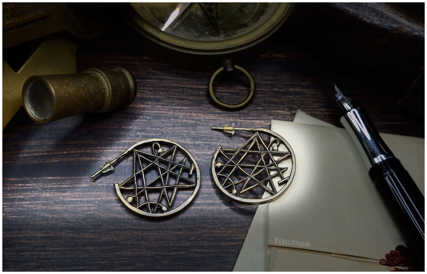 Pendientes Necronomicon símbolo bronce fondo