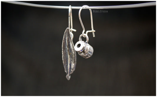 Pendientes "Pluma & Tinta" plata lado