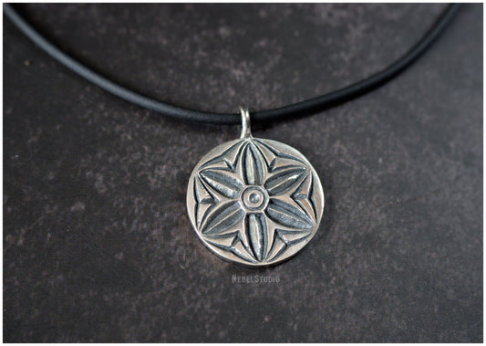 Colgante hexapétala plata o bronce modelo Rose