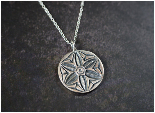 Colgante hexapétala plata o bronce modelo Rose