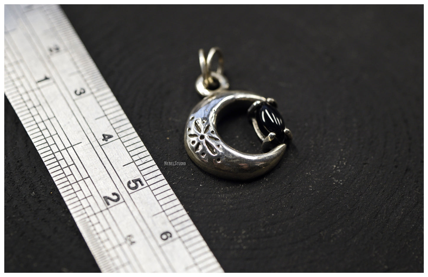 Colgante Luna de plata con ónice negro talla marquesa
