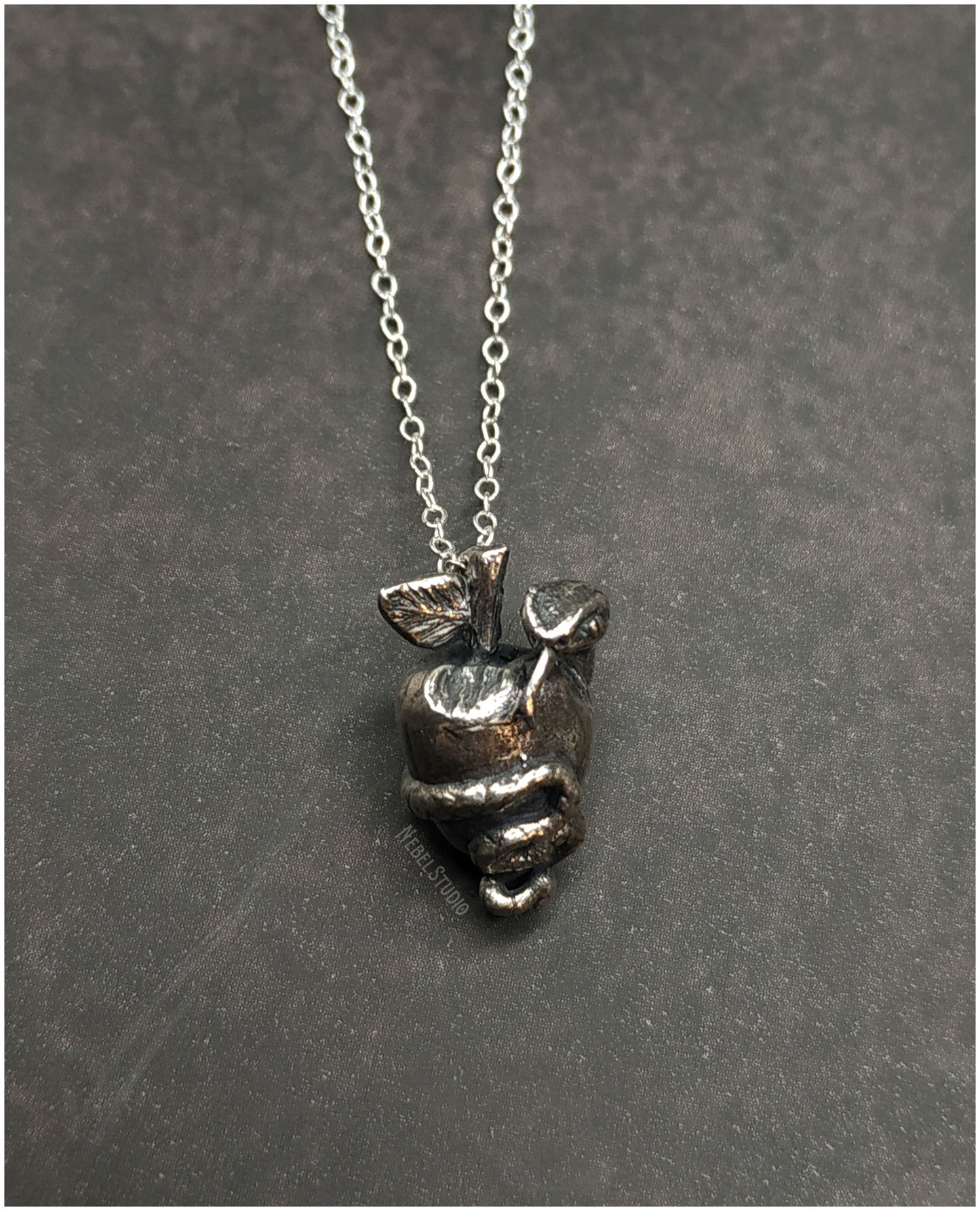 Colgante manzana serpiente plata o bronce