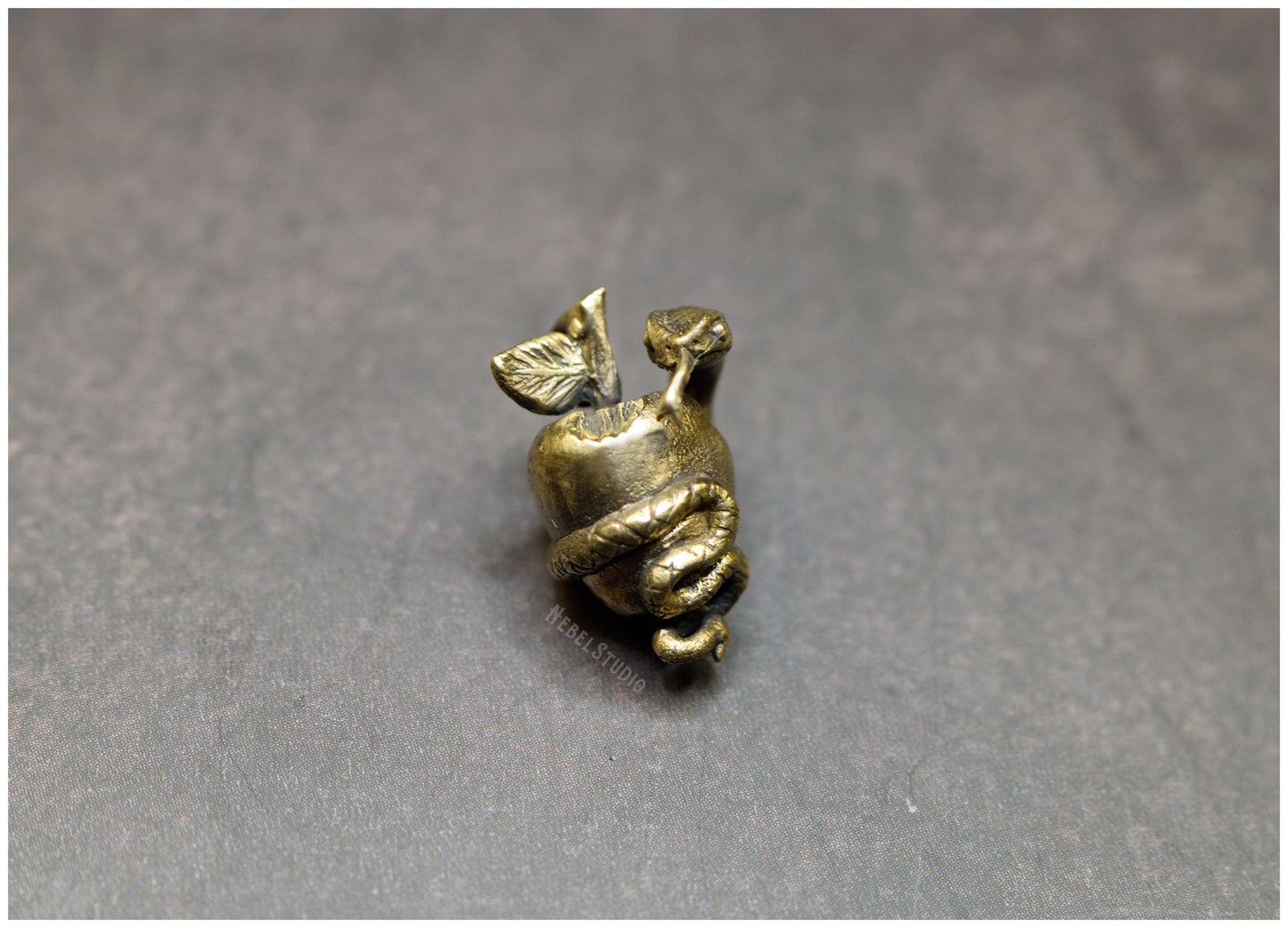 Colgante manzana serpiente plata o bronce