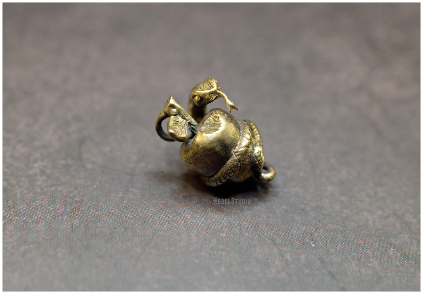 Colgante manzana serpiente plata o bronce