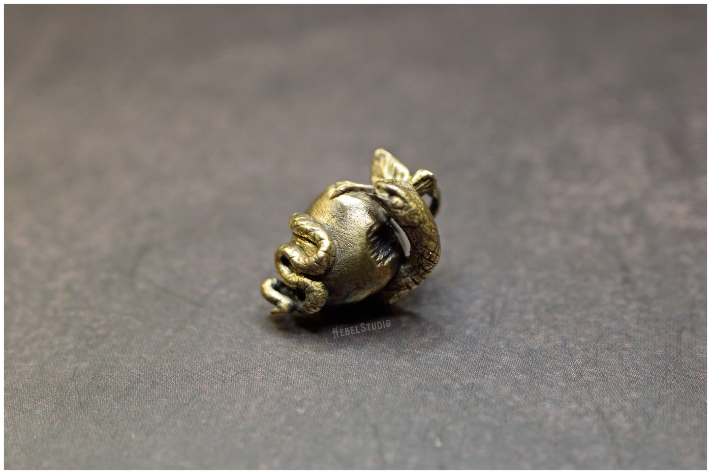 Colgante manzana serpiente plata o bronce