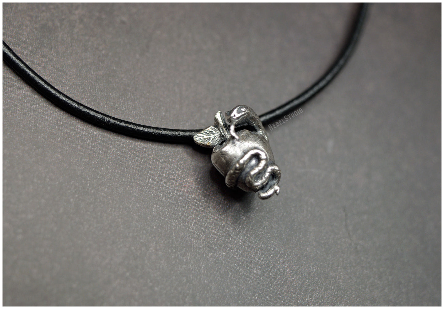 Colgante manzana serpiente plata o bronce