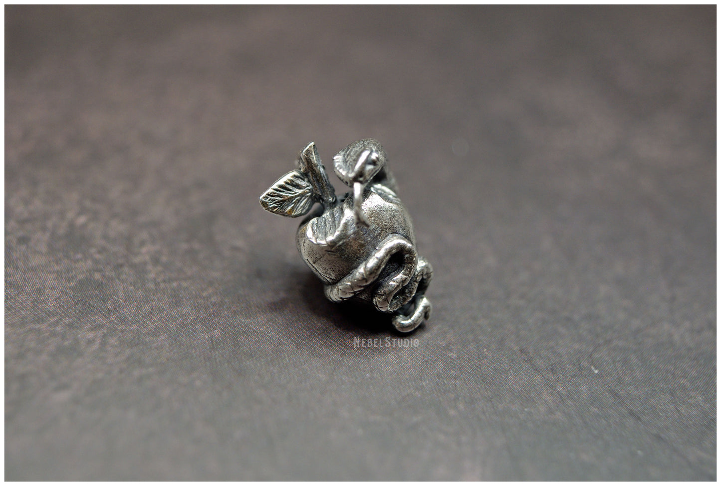 Colgante manzana serpiente plata o bronce