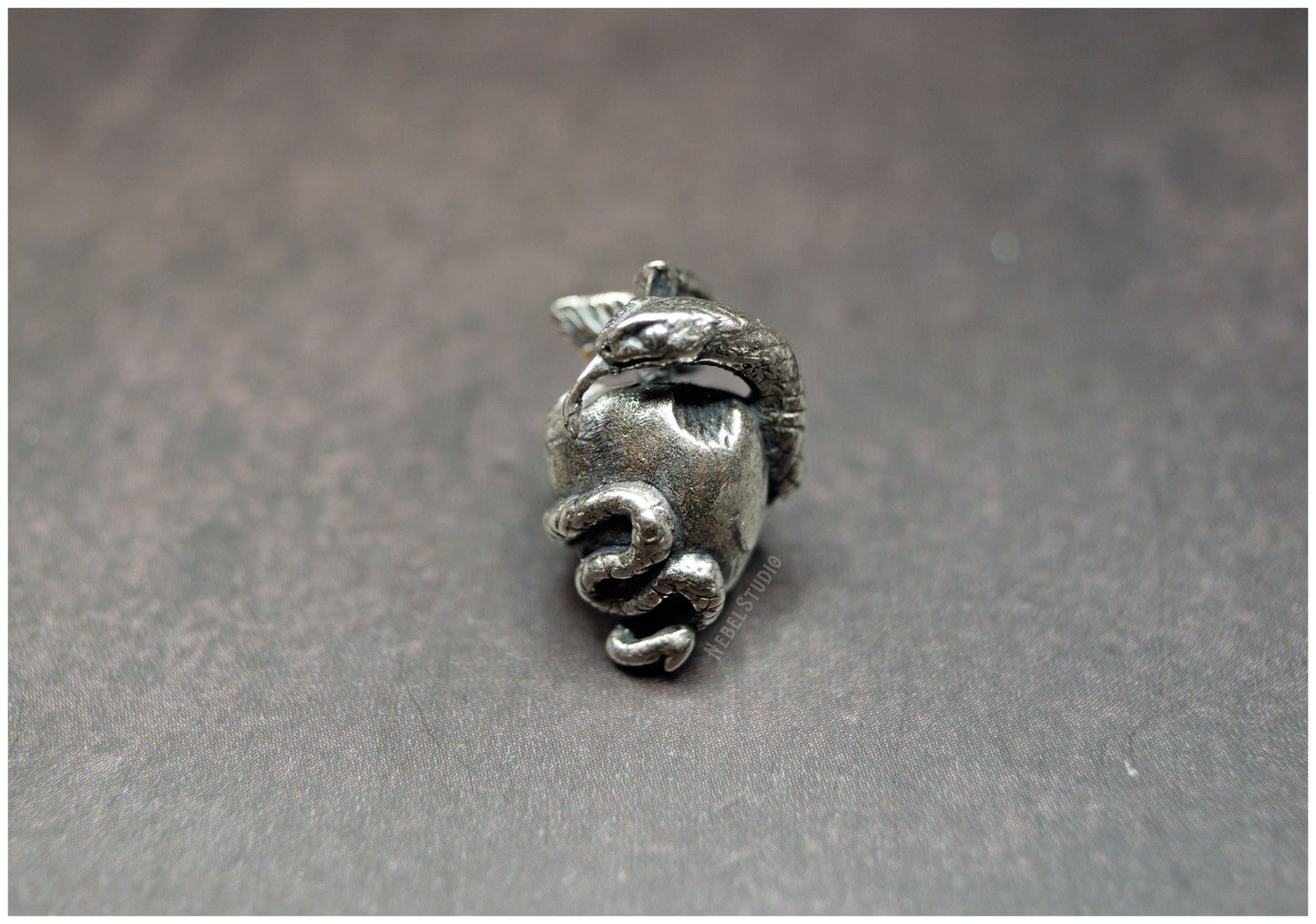 Colgante manzana serpiente plata o bronce