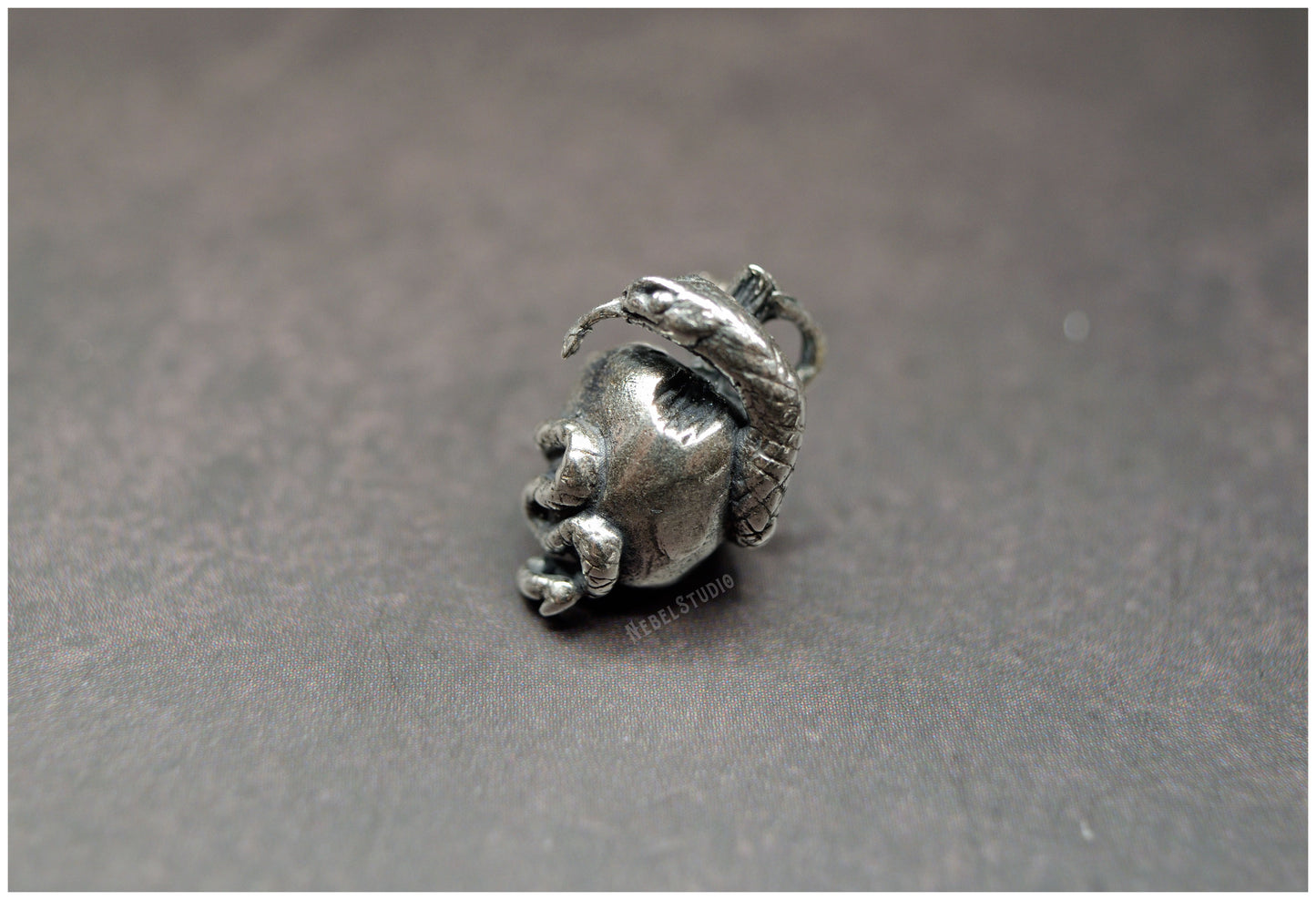 Colgante manzana serpiente plata o bronce