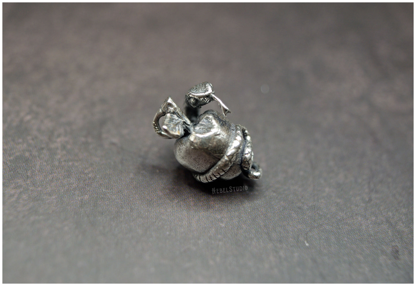 Colgante manzana serpiente plata o bronce