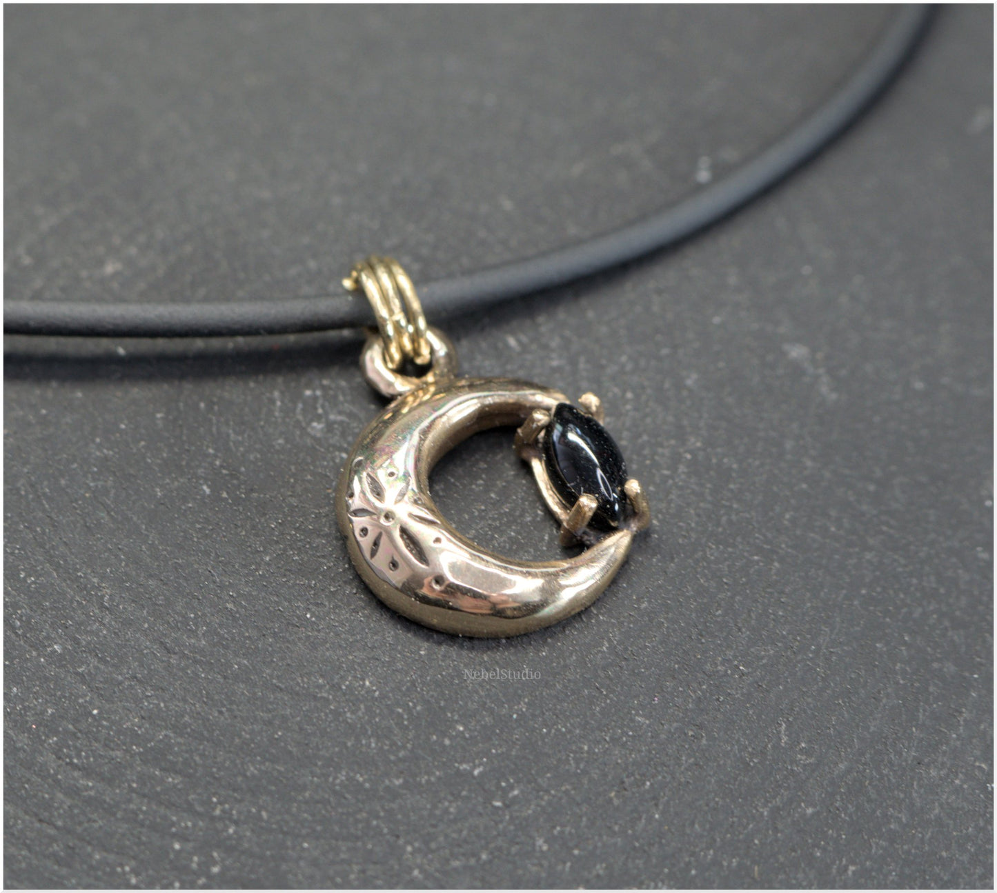 Colgante Luna de bronce con ónice negro talla marquesa