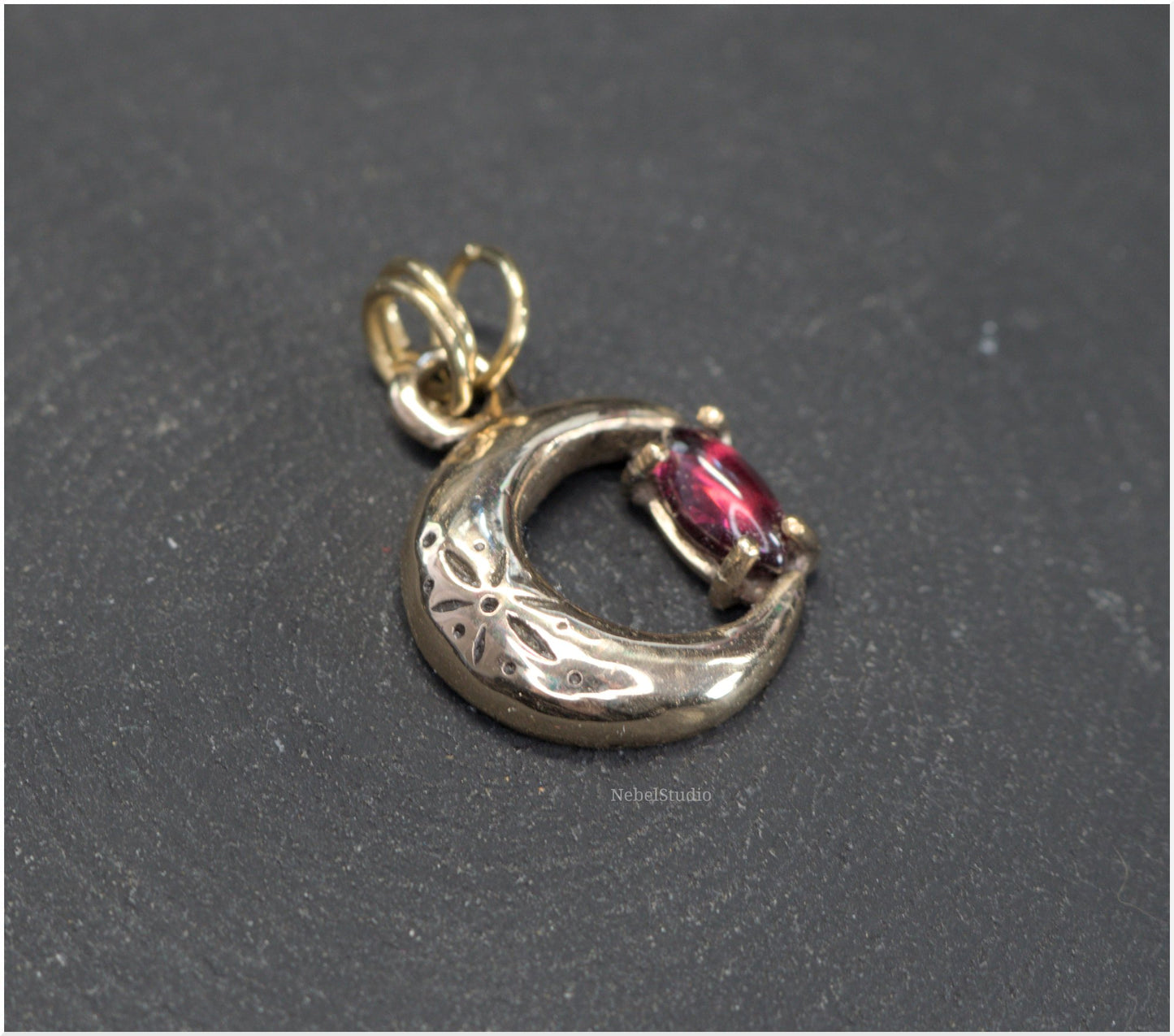 Pendant Moon bronze garnet