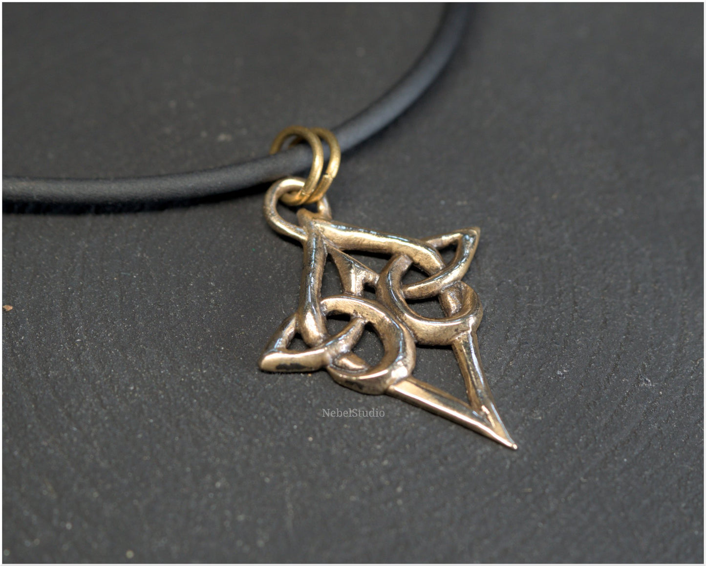 Colgante nudo entrelazado celta Scáthach pequeño plata o bronce