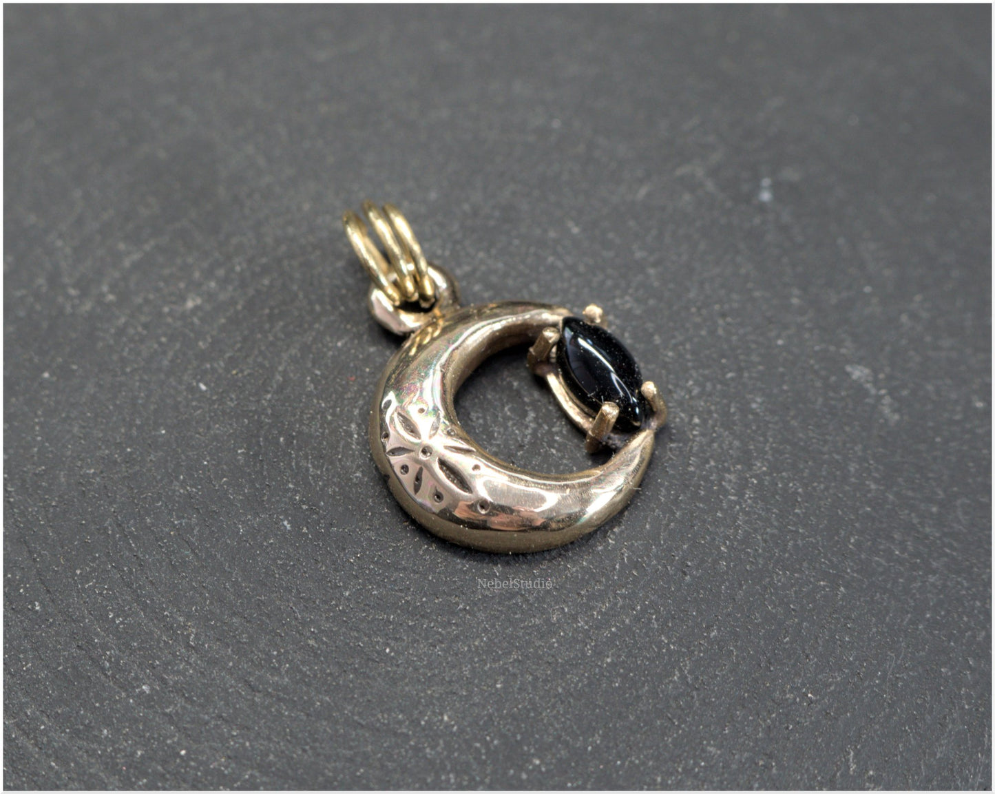 Colgante Luna de bronce con ónice negro talla marquesa
