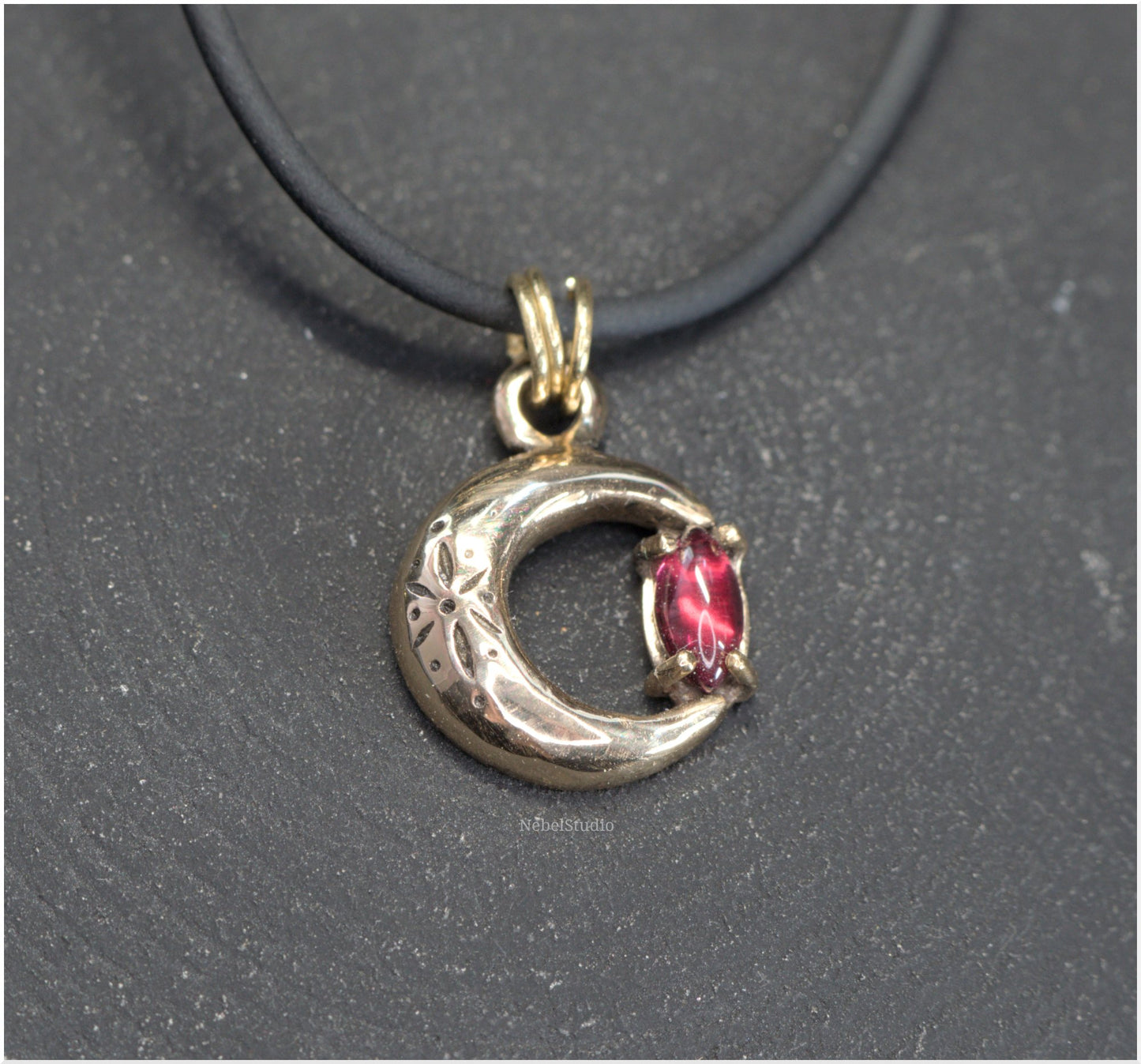 Pendant Moon bronze garnet