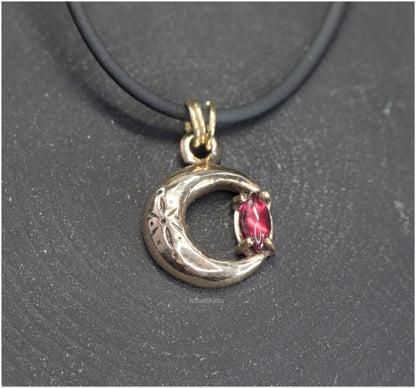 Pendant Moon bronze garnet