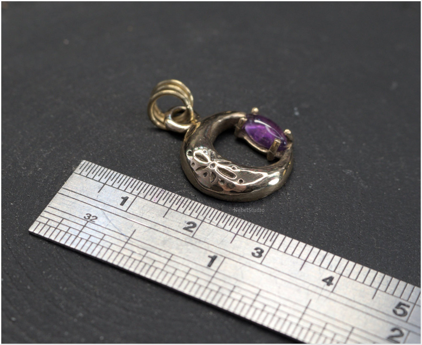 Colgante Luna de bronce con amatista talla marquesa